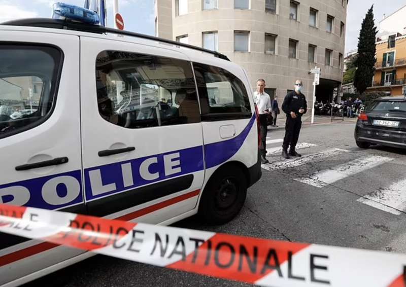 poliziotto accoltellato a cannes la scena del crimine