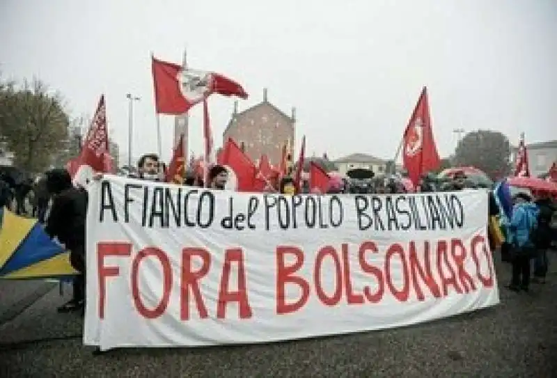 protesta contro bolsonaro ad anguillara veneta