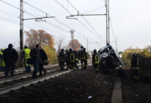 PULMINO PER DISABILI FINISCE SULLA FERROVIA VICINO PARMA