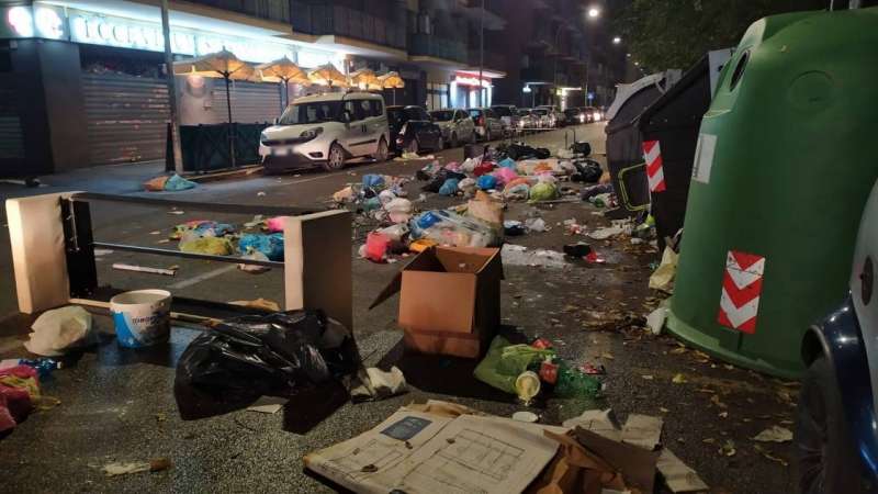 Rifiuti gettati in strada ROMA