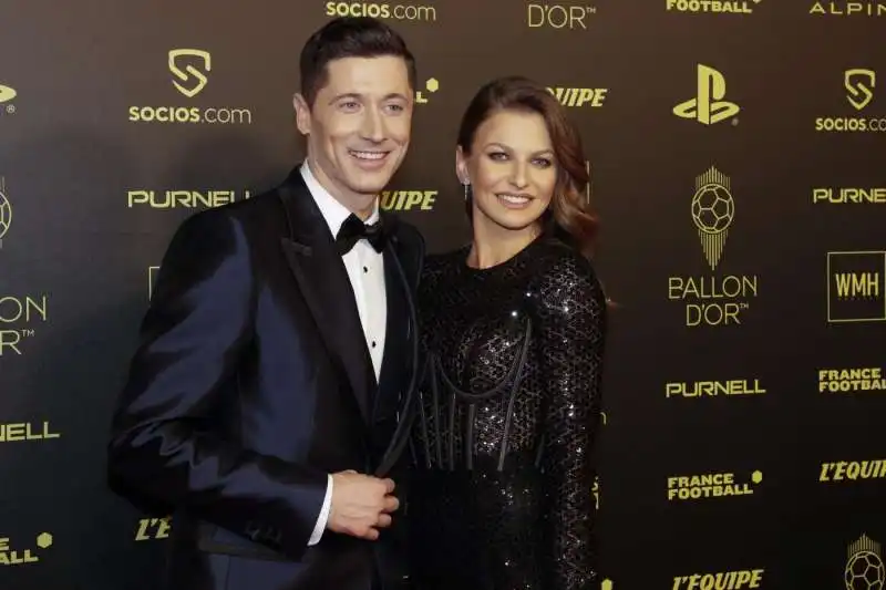 robert lewandowski con la moglie 1