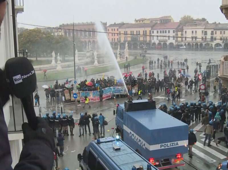 scontri a padova per la visita di bolsonaro 1