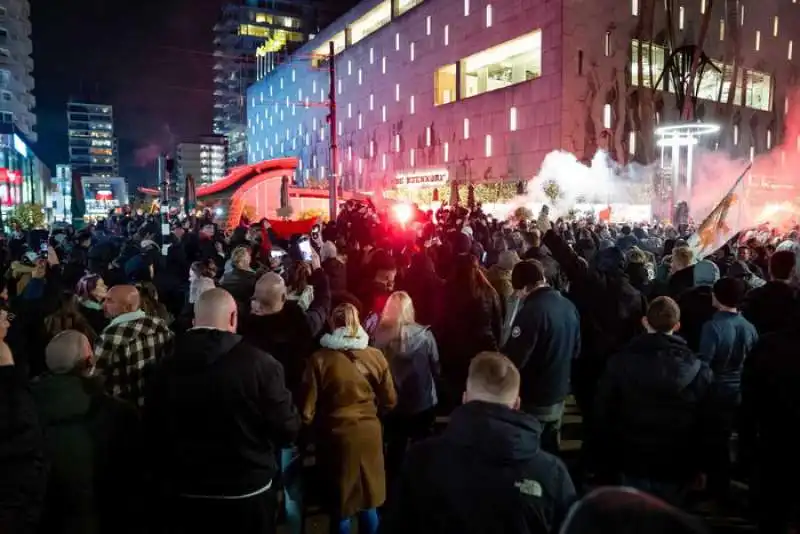 scontri e violenze nelle proteste nei paesi bassi 10