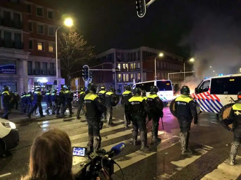 scontri e violenze nelle proteste nei paesi bassi 14