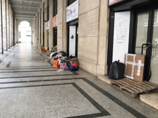 CLOCHARD SOTTO I PORTICI DI PIAZZA SAN CARLO TORINO