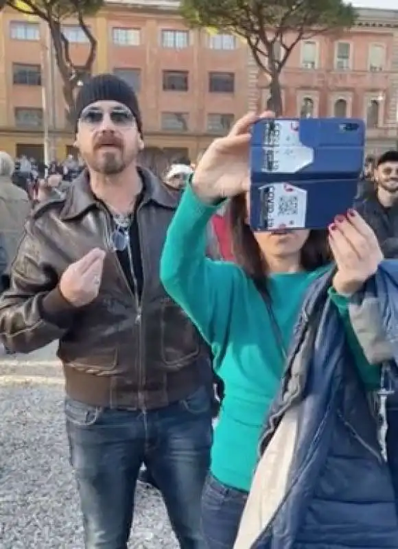 selvaggia lucarelli alla manifestazione no vax 3