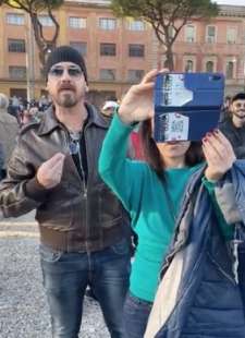 selvaggia lucarelli alla manifestazione no vax 3