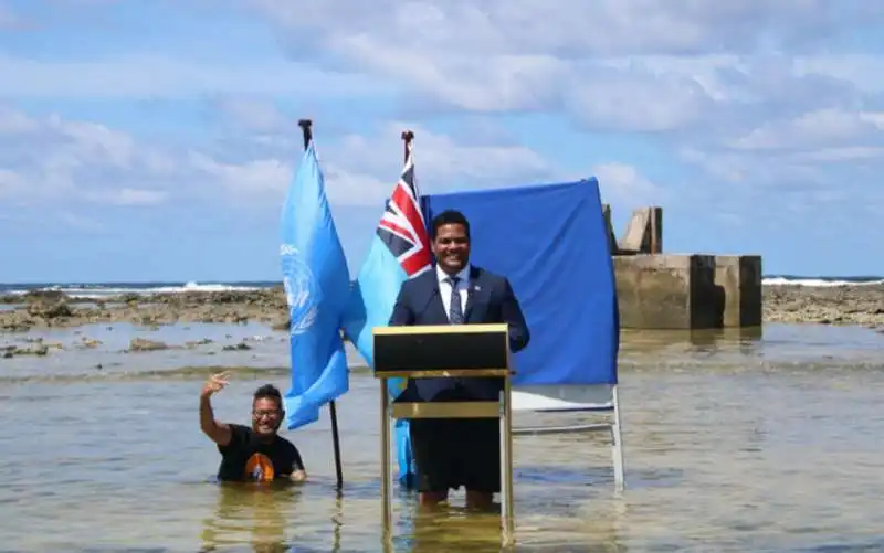 Simon Kofe, presidente delle isole Tuvulu, in Polinesia