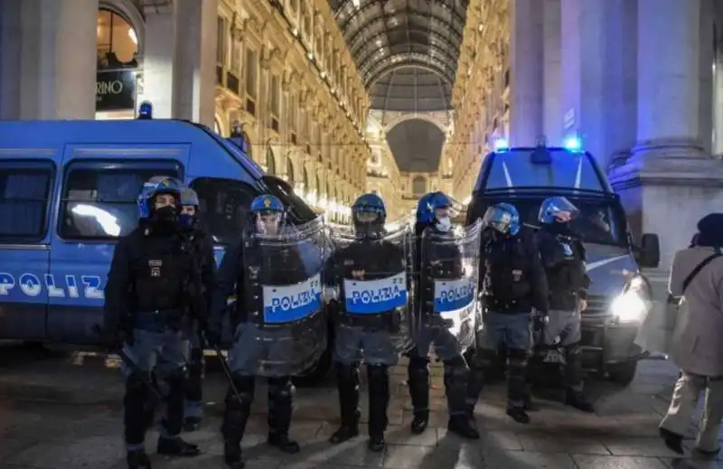 tensione alla manifestazione no vax a milano 1