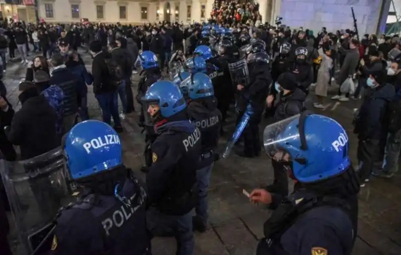 tensione alla manifestazione no vax a milano 3