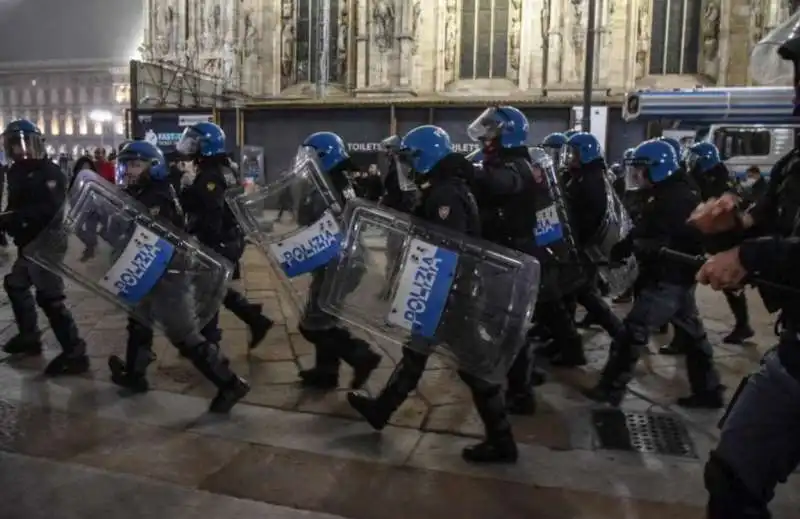 tensione alla manifestazione no vax a milano 5