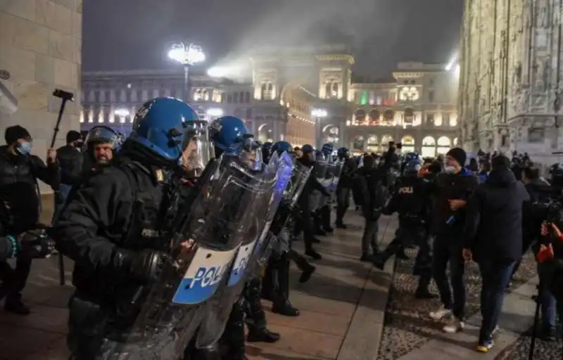 tensione alla manifestazione no vax a milano 7