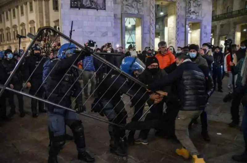 tensione alla manifestazione no vax a milano 8