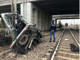 UN PULMINO PER DISABILI FINISCE SUI BINARI DELLA FERROVIA A PARMA