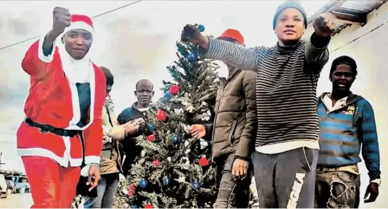 ABOUBAKAR SOUMAHORO VESTITO DA BABBO NATALE 