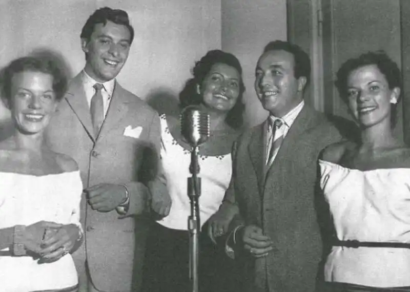 achille togliani con il duo fasano (ai lati) , nilla pizzi e gino latilla 