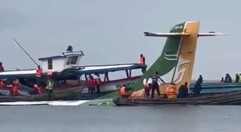 aereo della tanzania precision air precipita nel lago vittoria 7