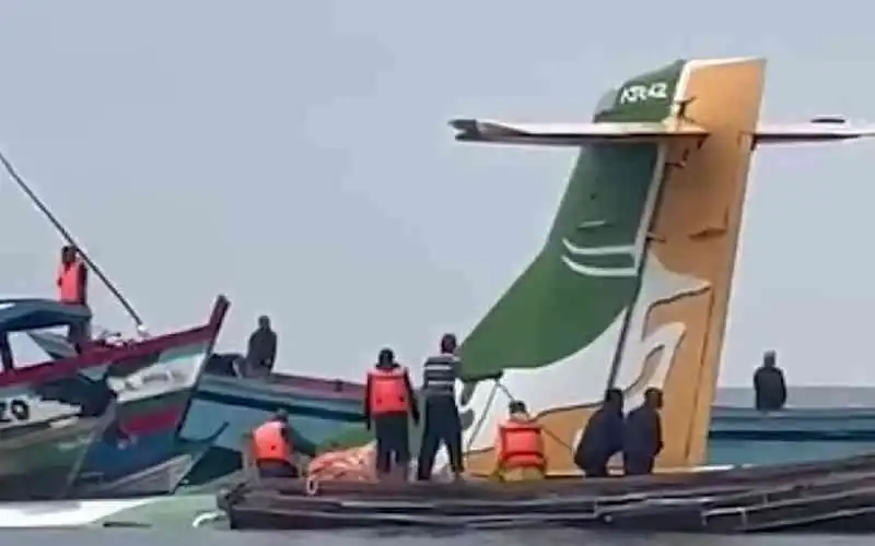 aereo della tanzania precision air precipita nel lago vittoria 8