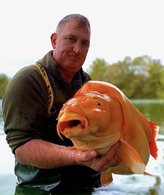 andy hackett con il pesce pescato 2