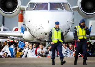 attivisti bloccano la pista d atterraggio dell aeroporto di schiphol