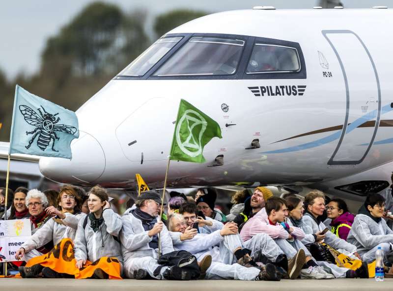 attivisti bloccano la pista d atterraggio dell aeroporto di schiphol