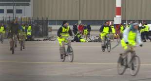 attivisti bloccano la pista d atterraggio dell aeroporto di schiphol