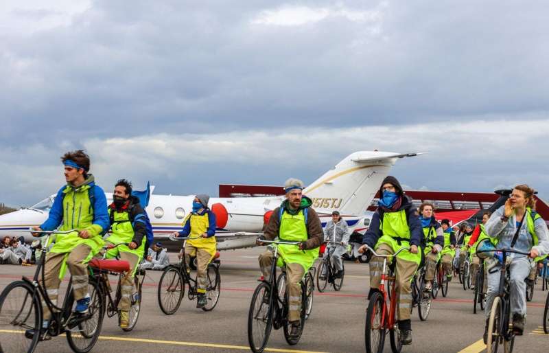 attivisti bloccano la pista d atterraggio dell aeroporto di schiphol