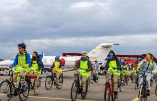 attivisti bloccano la pista d atterraggio dell aeroporto di schiphol