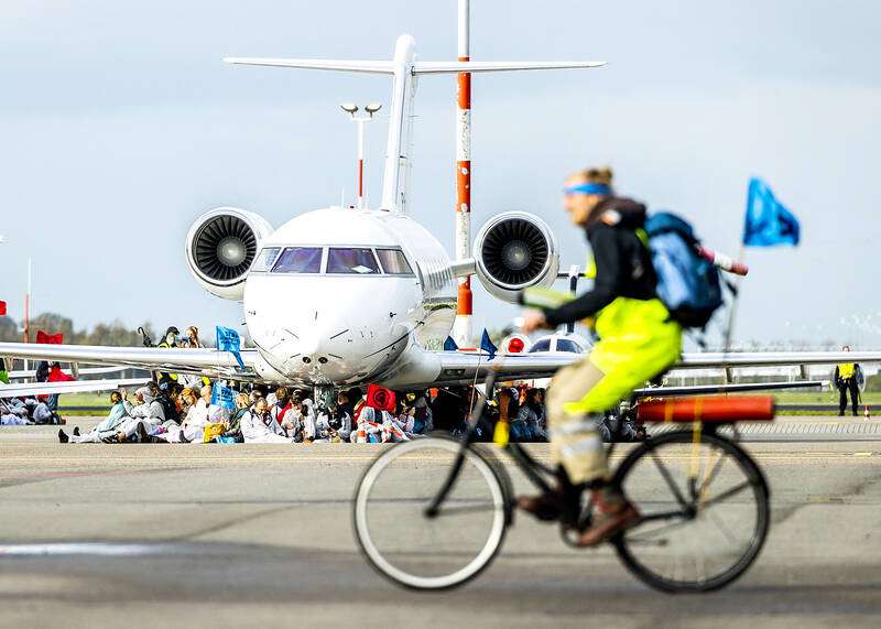 attivisti bloccano la pista d atterraggio dell aeroporto di schiphol