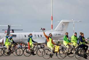 attivisti bloccano la pista d atterraggio dell aeroporto di schiphol