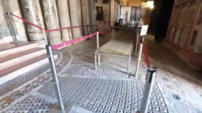 barriera di vetro difende san marco a venezia 4