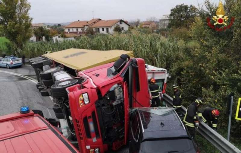 camion si ribalta e cade su ambulanza ad ancona 1