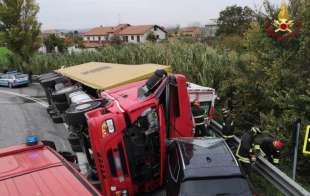 camion si ribalta e cade su ambulanza ad ancona 1