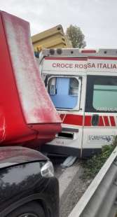 camion si ribalta e cade su ambulanza ad ancona 2