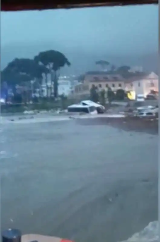 CARCASSE DELLA AUTO IN MARE DOPO LA FRANA A CASAMICCIOLA, ISCHIA 