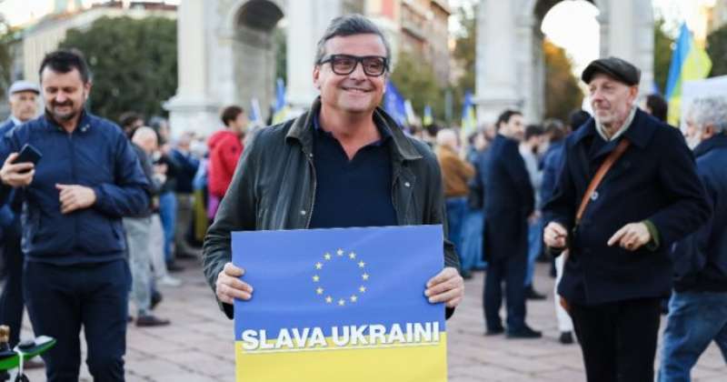 carlo calenda manifestazione milano