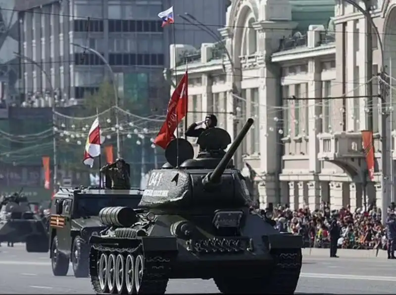 carro armato t 34 sfila a novosibirsk 