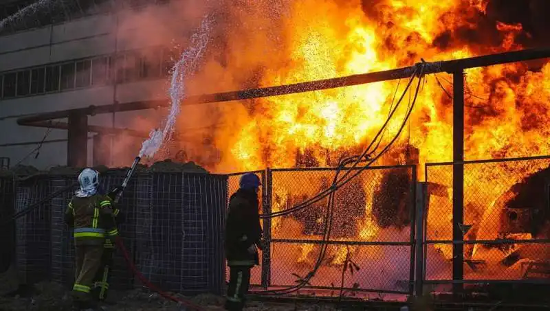 CENTRALE ELETTRICA UCRAINA BOMBARDATA