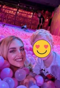 chiara ferragni fedez e i figli al museum of dreamers di milano 1