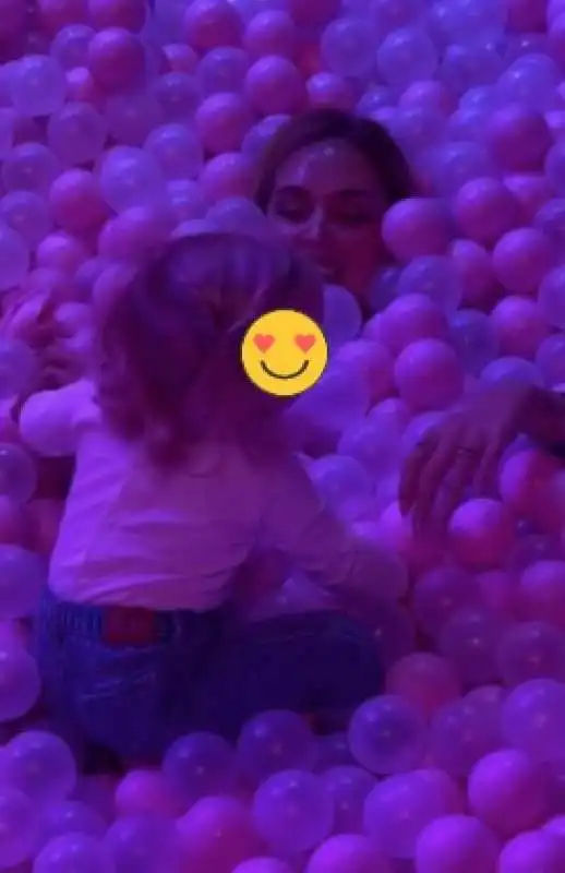 chiara ferragni fedez e i figli al museum of dreamers di milano 2