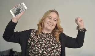 Clare Atfield con l iphone ritrovato