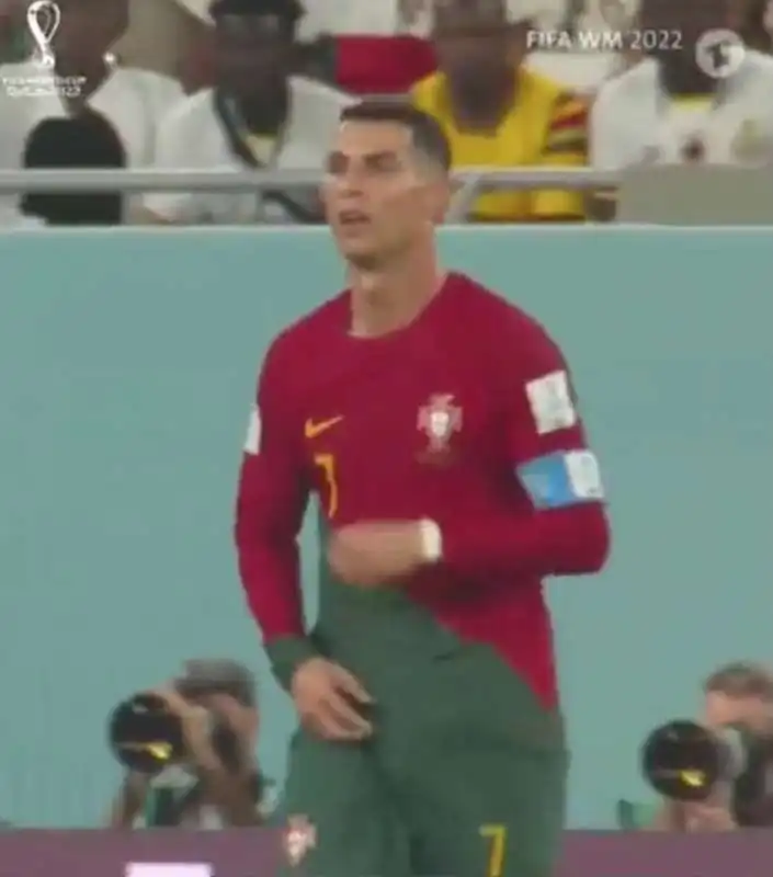 CRISTIANO RONALDO SI METTE LE MANI NEI PANTALONCINI 