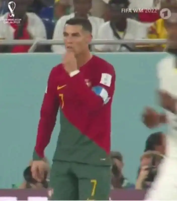 CRISTIANO RONALDO SI METTE LE MANI NEI PANTALONCINI 