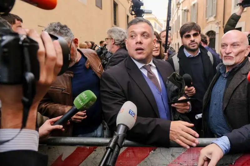 giuliano castellino fuori dalla camera 2