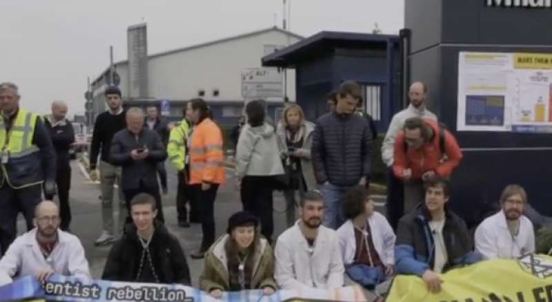 gli attivisti di scientist rebellion incatenati all'aeroporto linate prime 1