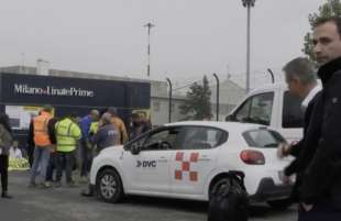 gli attivisti di scientist rebellion incatenati all'aeroporto linate prime 3