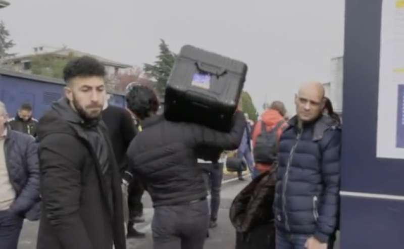 gli attivisti di scientist rebellion incatenati all'aeroporto linate prime 6