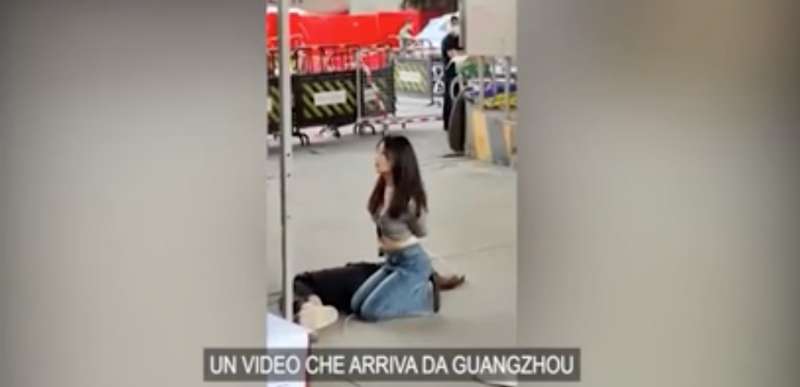 guangzhou protesta di una donna senza mascherina 1