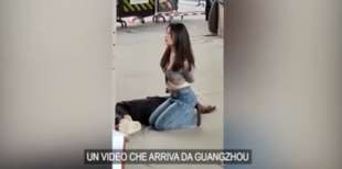 guangzhou protesta di una donna senza mascherina 2