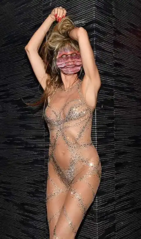 heidi klum dopo essersi tolta il costume da verme gigante 